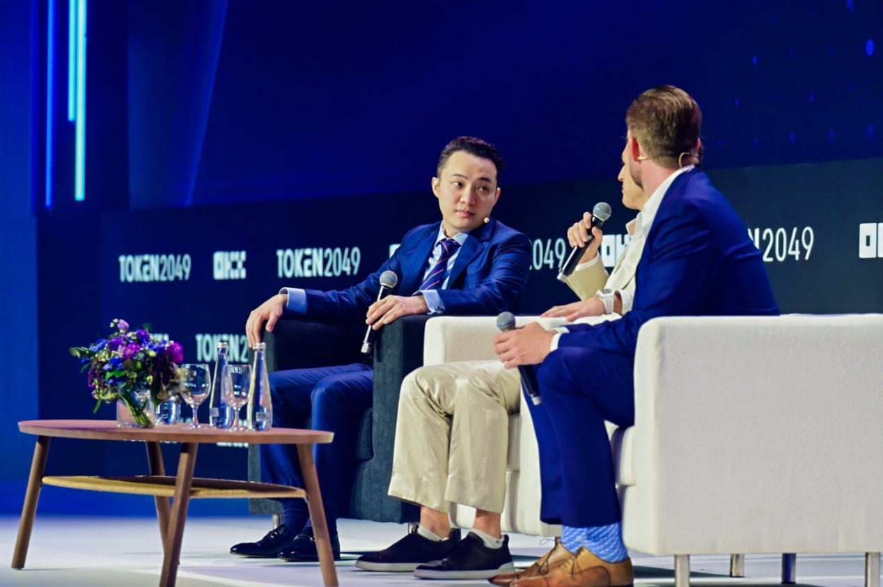 孙宇晨主持Token 2049峰会对谈环节，与特朗普次子共话金融自由与去中心化未来