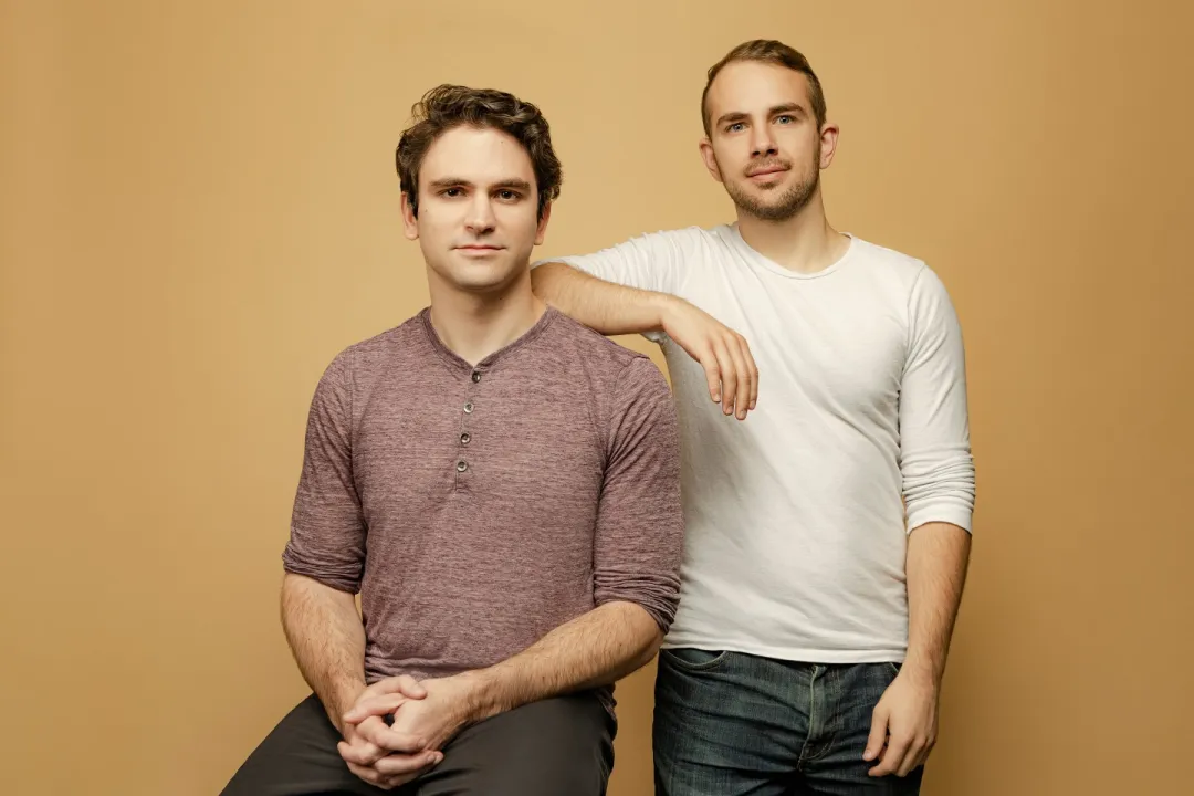 OpenSea 创始人 Alex Atallah（左）与 Devin Finzer（右）